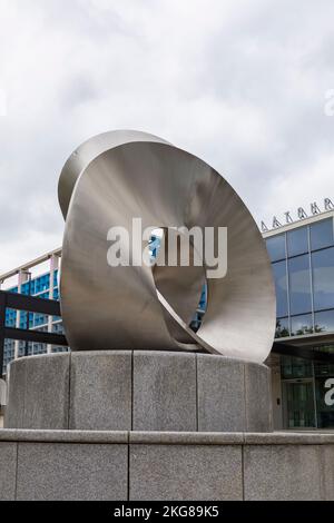 Zykloidale Formskulptur von Keith McCarter vor dem La Tour Hotel in Milton Keynes, Buckinghamshire, Großbritannien im September Stockfoto