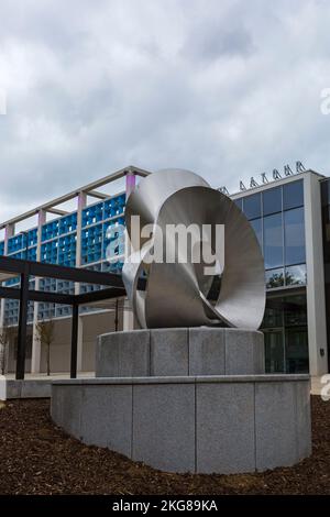 Zykloidale Formskulptur von Keith McCarter vor dem La Tour Hotel in Milton Keynes, Buckinghamshire, Großbritannien im September Stockfoto