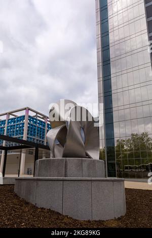 Zykloidale Formskulptur von Keith McCarter vor dem La Tour Hotel in Milton Keynes, Buckinghamshire, Großbritannien im September Stockfoto