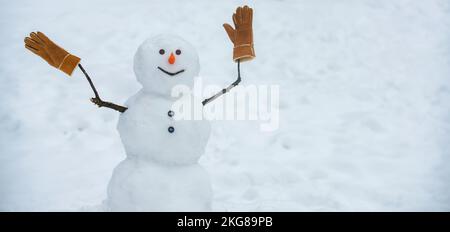 Winterbanner. Grüßt den Schneemann. Süße Schneemänner, die im Winter im Hintergrund stehen. Frohe Winterzeit. Süßer Schneemann draußen. Stockfoto