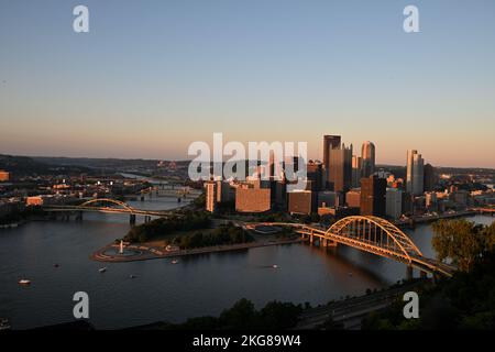 Ein Stadtbild von Pittsburgh von der Pittsburgh Skyline während des Sonnenuntergangs in Pennsylvania Stockfoto