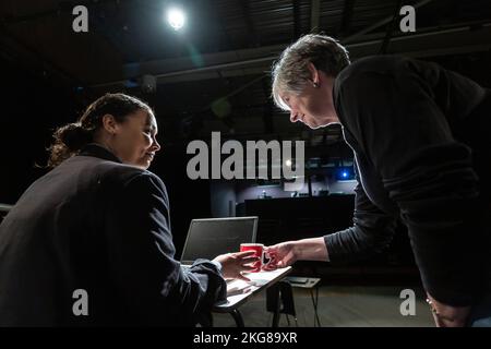 Schwarze und weiße Schauspieler in der Probe Stockfoto