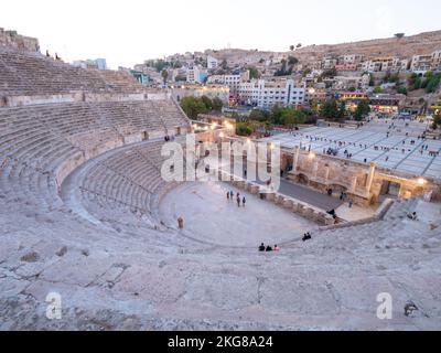 Malerische Aussicht auf die Ruinen der Altstadt, Details des berühmten historischen römischen Theaters, alte Struktur bei Sonnenuntergang in Jerash, Jordanien. Stockfoto