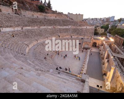 Malerische Aussicht auf die Ruinen der Altstadt, Details des berühmten historischen römischen Theaters, alte Struktur bei Sonnenuntergang in Jerash, Jordanien. Stockfoto