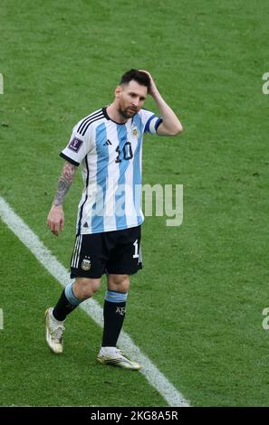 Lusail, Katar. 22.. November 2022. FIFA Fußball-Weltmeisterschaft, Katar., . In Lusail City, Fussball Weltmeisterschaft Argentinien Saudi Arabien enttŠuscht Lionel Messi aus Argentinien Credit: Diebilderwelt/Alamy Live News Stockfoto