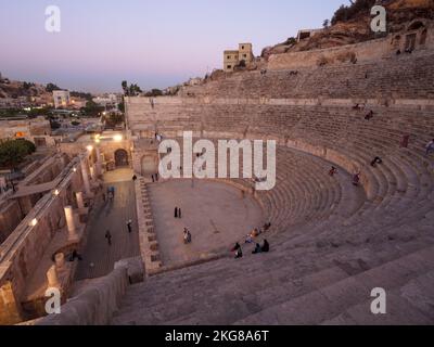 Malerische Aussicht auf die Ruinen der Altstadt, Details des berühmten historischen römischen Theaters, alte Struktur bei Sonnenuntergang in Jerash, Jordanien. Stockfoto