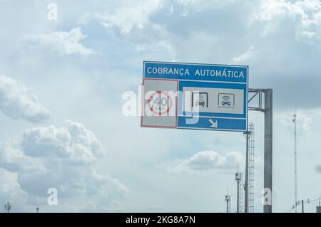 Campinas-sp, brasilien-November 21,2022: unterschreiben Sie, dass die automatische Erhebung einer Mautgebühr erfolgt, Übersetzung "automatische Erhebung". Stockfoto