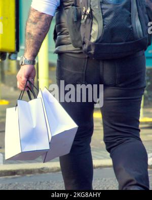 Glasgow, Schottland, Großbritannien 22.. November 2022. Beim Shopping am Black Friday wurden in der Buchanan Street, der Style Mile und der Shopping-Hauptstadt Schottlands, Werbung und Einkaufstaschen angezeigt. Credit Gerard Ferry/Alamy Live News Stockfoto