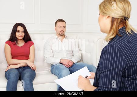 Ein junges Paar auf einem Empfang mit einem Psychologen Stockfoto