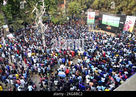 Dhaka, Bangladesch. 22.. November 2022. Fußballfans sehen sich das Fußballspiel der Fußballweltmeisterschaft der Gruppe C in Katar 2022 zwischen Argentinien und Saudi-Arabien am 22. November 2022 auf einer Großleinwand in Dhaka, Bangladesch, an. Kredit: Mamunur Rashid/Alamy Live Nachrichten Stockfoto