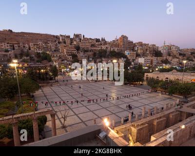 Malerische Aussicht auf die Ruinen der Altstadt, Details des berühmten historischen römischen Theaters, alte Struktur bei Sonnenuntergang in Jerash, Jordanien. Stockfoto