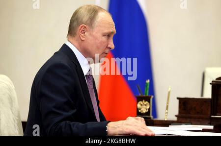 Novo-Ogaryowo, Russland. 22.. November 2022. Der russische Präsident Wladimir Putin hält am 22. November 2022 in Moskau, Russland, ein persönliches Treffen mit dem Leiter des Föderalen Steuerdienstes Daniil Jegorov in der Präsidentenresidenz von Novo-Ogaryovo ab. Quelle: Mikhail Metzel/Kremlin Pool/Alamy Live News Stockfoto