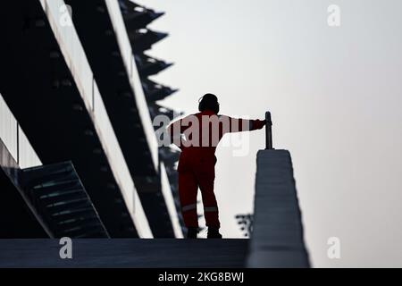 Abu Dhabi, Abu Dhabi. 22.. November 2022. Die Atmosphäre des Kreises - der Marschall. 22.11.2022. Formula 1 Testing, Yas Marina Circuit, Abu Dhabi, Dienstag. Der Bildnachweis sollte lauten: XPB/Alamy Live News. Quelle: XPB Images Ltd/Alamy Live News Stockfoto