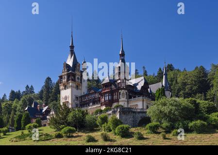 Schloss Peles und andere Denkmäler, umgeben von hübscher Landschaft mit Gärten auf Terrassen, alle am Rande dichter Wälder. Stockfoto