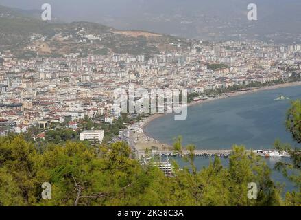 ALANYA, ANTALYA, TÜRKEI-OKTOBER 03: Skyline von Alanya mit Strand und Gebäuden. Oktober 03,2022 in Alanya, Antalya, Türkei Stockfoto