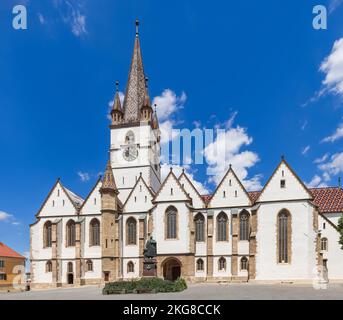 Die Lutherische Kathedrale der Heiligen Maria (Biserica Evanghelica) hat einen 73 Meter hohen Turm, der höchste in Sibiu, Rumänien Stockfoto