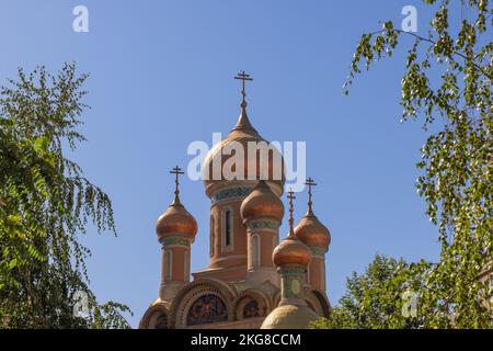 St. Die Zwiebelkuppeln der Russischen Kirche Nicholas mit Kreuzen sind patentiert mit Kupferplatten, die die ursprünglichen vergoldeten Abdeckungen in Bukarest, Rumänien, ersetzt haben Stockfoto