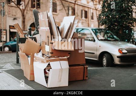 Kartons werden auf der Straße zum Recycling gestapelt Stockfoto