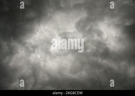 Dicke schwarze Wolken am Himmel vor dem Sturm Stockfoto