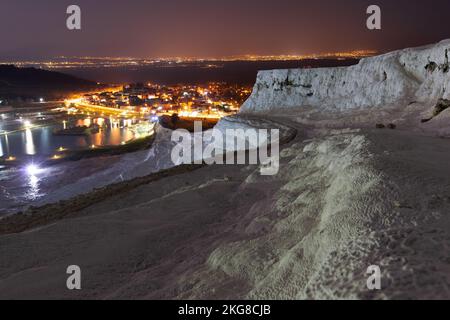 Pamukkale auf dem Gipfel mit Blick auf die Stadt Denizli bei Nacht, Türkei Stockfoto