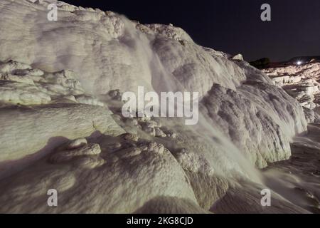 Pamukkale auf dem Gipfel mit Blick auf die Stadt Denizli bei Nacht, Türkei Stockfoto