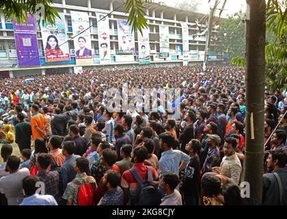 Dhaka, Bangladesch. 22.. November 2022. Fußballfans sehen sich das Fußballspiel der Fußballweltmeisterschaft der Gruppe C in Katar 2022 zwischen Argentinien und Saudi-Arabien am 22. November 2022 auf einer Großleinwand in Dhaka, Bangladesch, an. Kredit: Mamunur Rashid/Alamy Live Nachrichten Stockfoto