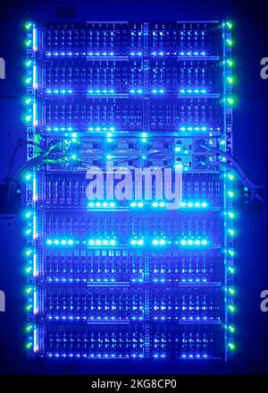Beleuchtete Netzwerkkabel im Serverraum Stockfoto