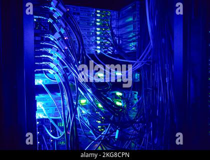 Beleuchtete Netzwerkkabel im Serverraum Stockfoto