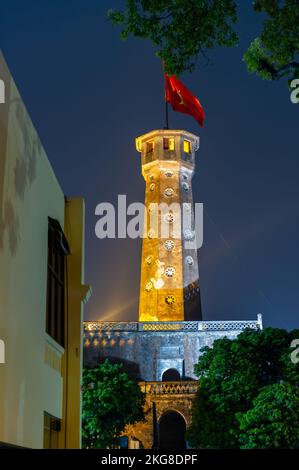 Der Hanoi Flagtower im Vietnam Military History Museum wurde bei Nacht aufgenommen, Hanoi, Vietnam Stockfoto