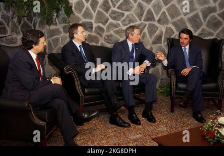 LAJES FIELD, DIE AZOREN - 16. März 2003 - US-Präsident George W Bush (Mitte rechts) besucht die Azoren zu einem eintägigen Notfallgipfel mit portugiesischem P. Stockfoto