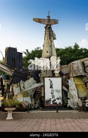 Wrackteile französischer und amerikanischer Flugzeuge aus den Indochina-Kriegen im Vietnam Military History Museum, Hanoi, Vietnam Stockfoto