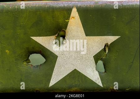 Splitterlöcher in einem selbstfahrenden Haubitzer der US Army aus dem Jahr M107 im Vietnam Military History Museum, Hanoi, Vietnam Stockfoto