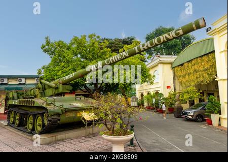 Ein selbstfahrender Haubitzer der US Army aus dem M107. Jahrhundert aus dem Vietnamkrieg im Vietnam Military History Museum in Hanoi, Vietnam Stockfoto