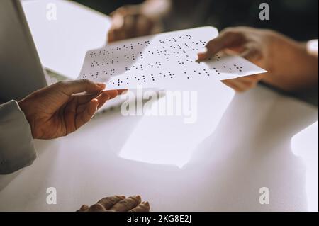 Büroangestellter, der einem Kollegen geprägte gedruckte Dokumente übergibt Stockfoto