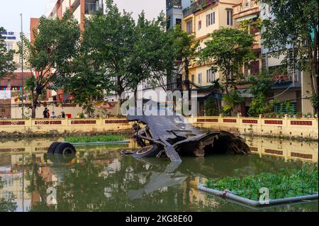 Wrackteile des abgeschossenen B52-Bombers im See Hồ B52 aus dem Vietnamkrieg, Hanoi, Vietnam Stockfoto