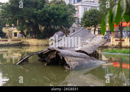 Wrackteile des abgeschossenen B52-Bombers im See Hồ B52 aus dem Vietnamkrieg, Hanoi, Vietnam Stockfoto