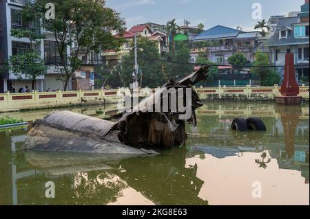 Wrackteile des abgeschossenen B52-Bombers im See Hồ B52 aus dem Vietnamkrieg, Hanoi, Vietnam Stockfoto