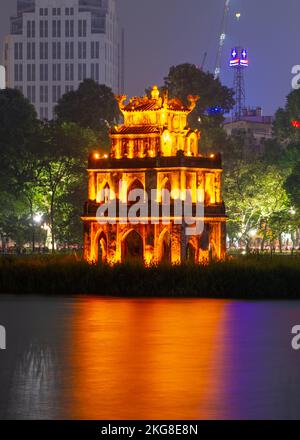 Der beleuchtete Schildkrötenturm am Hoàn Kiếm-See, Hanoi, Vietnam Stockfoto