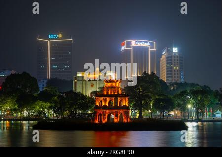 Der beleuchtete Schildkrötenturm am Hoàn Kiếm-See, Hanoi, Vietnam Stockfoto