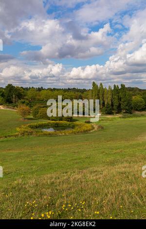 Wundervolle Aussicht und Landschaft von der Spitze des Campbell Park in Milton Keynes, Buckinghamshire, Großbritannien im September Stockfoto