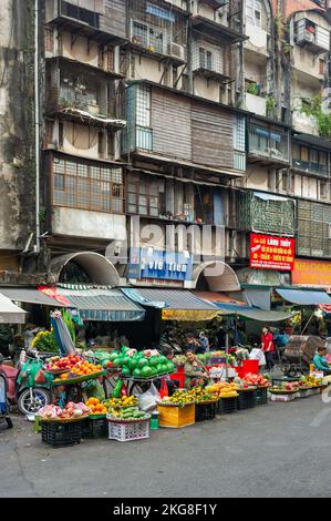 Obst und Gemüse auf dem Dong Xuan Markt in Hanoi, Vietnam Stockfoto