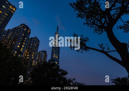 Ho-Chi-Minh-Stadt, Vietnam - 08. November 2022: Nachtsicht auf das Symbol von Saigon, das Wahrzeichen 81. Der Sonnenuntergang fällt an Wahrzeichen 81, dem höchsten Gebäude i. Stockfoto