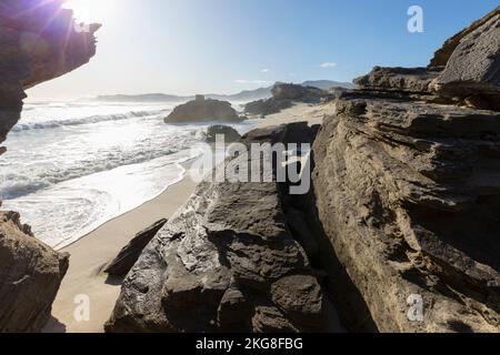 Südafrika, Hermanus, Felsformationen an der Seeküste Stockfoto