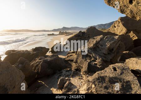 Südafrika, Hermanus, Blick auf Felsformationen an der Seeküste Stockfoto