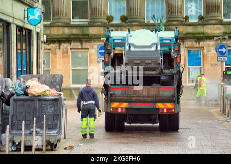Müllcontainer mit Müllwagen-Entleerung Stockfoto