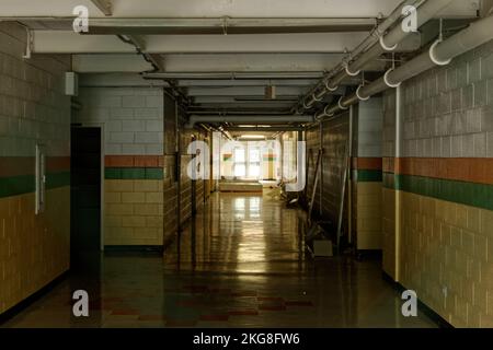 Dunkle Gänge einer ungenutzten Schule Stockfoto