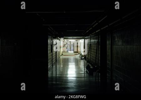 Dunkle Gänge einer ungenutzten Schule Stockfoto