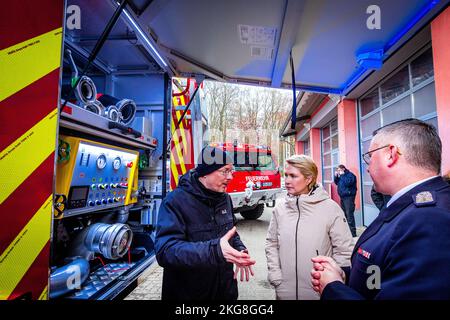 22. November 2022, Mecklenburg-Vorpommern, Malchow: Manuela Schwesig (SPD), die Ministerpräsidentin von Mecklenburg-Vorpommern, Und Christian Pegel (l, SPD), Innenminister Mecklenburg-Vorpommerns, übergibt nach der Sitzung des Außenministeriums an der Landesschule für Feuer und Katastrophenschutz einen speziellen Feuerwehrwagen für Waldbrände an Enrico Kollhof (r) vom Bezirksfeuerwehrverband Mecklenburgische Seenplatte. Nach der wöchentlichen Konsultation der Ministerrunde wurden die Feuerwehrfahrzeuge an verschiedene Feuerwehren übergeben. Am Nachmittag, Th Stockfoto