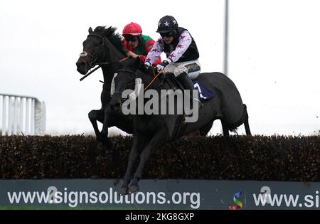 Razzo Italiano, gefahren von Tabitha Worsley, gewinnt die Vickers.Bet und unterstützt stolz die Handicap-Hürde von British Racing-Novizen auf der Southwell Racecourse. Bilddatum: Dienstag, 22. November 2022. Stockfoto