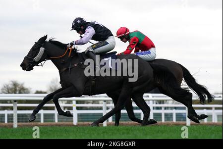 Razzo Italiano, gefahren von Tabitha Worsley, gewinnt die Vickers.Bet und unterstützt stolz die Handicap-Hürde von British Racing-Novizen auf der Southwell Racecourse. Bilddatum: Dienstag, 22. November 2022. Stockfoto